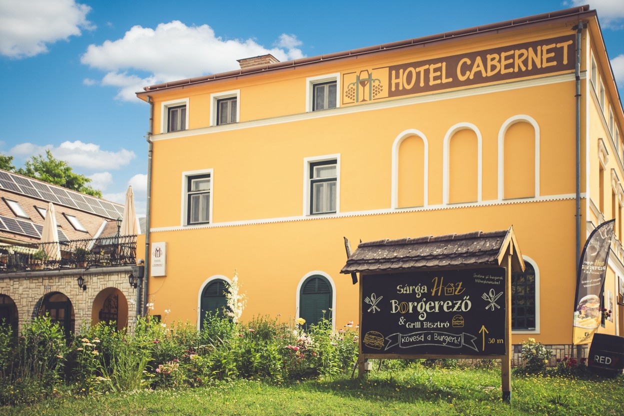 Hotel Cabernet villánykövesdi épülete virágos előkerttel
