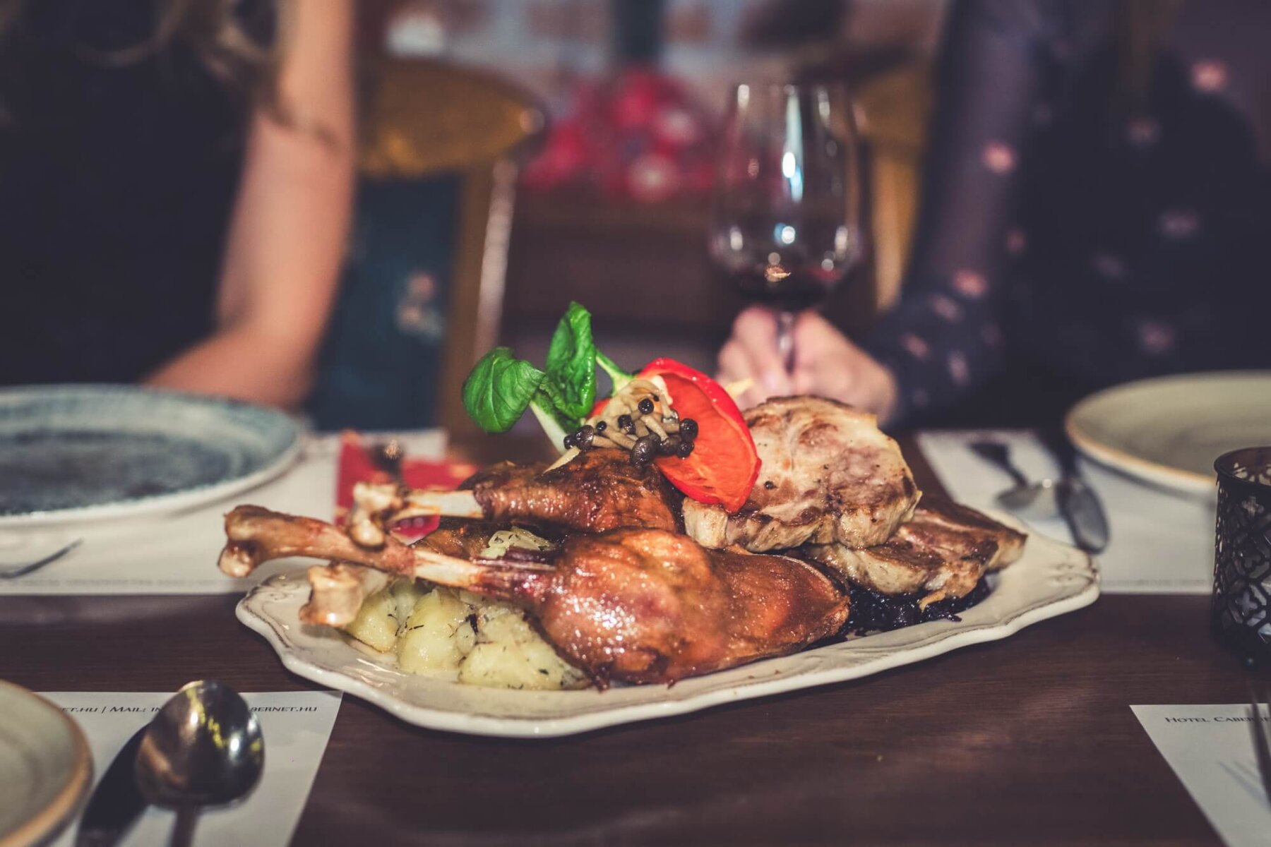 Magyaros vegyestál sült húsokkal és villányi vörösborral – borvacsora a Hotel Cabernetben